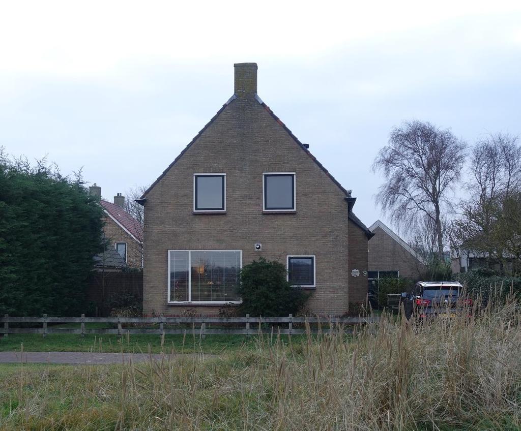 Aan de rand van het dorp Nes, met uitzicht op de duinen en het bos op steenworp afstand, ligt deze vrijstaande woning. Nieuwsgierig naar de omgeving?