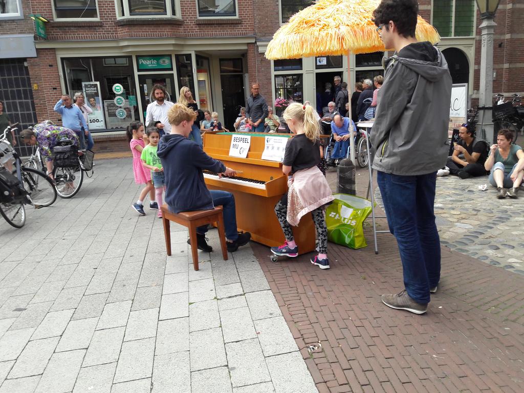 Verslag Pianowandeling Culemborg 2018 De piano op de Markt trok weer veel bekijks en zorgde voor een gezellige sfeer. Foto: Hanny de Winter.