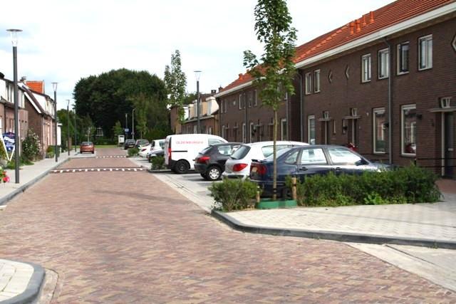 Vanuit Hoogeveen zijn de A28 (Groningen Zwolle) en de A37 (richting Emmen) gelijk bereikbaar. Daarnaast is op circa 1 kilometer afstand, het NS-station gesitueerd.