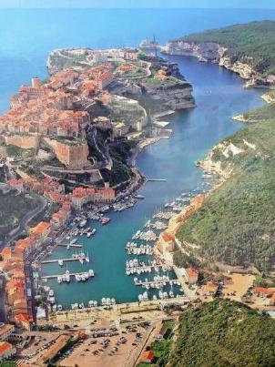 Porto Vecchio Een idyllisch stadje aan een spectaculaie natuurlijke