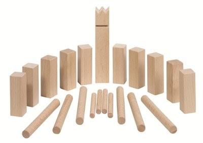 Kubb is een buitenspel met als doel het omver gooien van houten