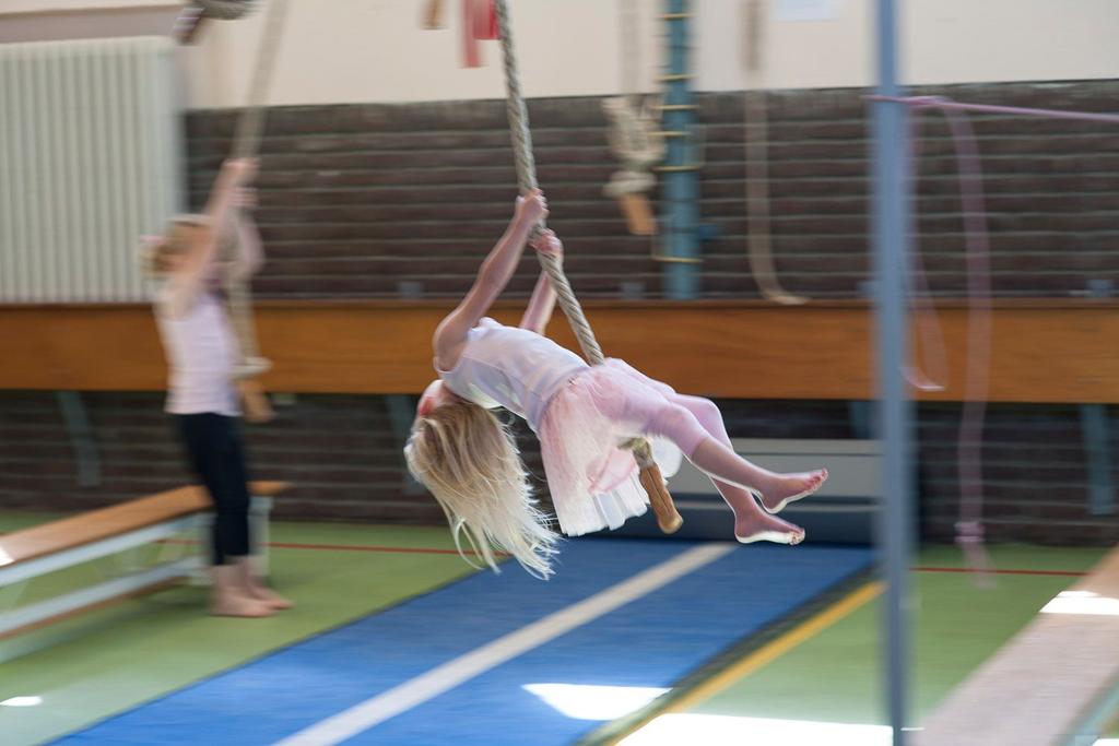 8 Lichamelijke opvoeding Alle kinderen hebben in de inpandige gymzaal bewegingsonderwijs. Een keer per week krijgen zij les van een vakdocent van Sportservice Schagen.