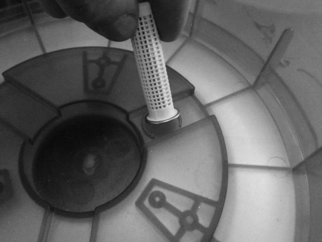 2. Plaats de SecoSan Stick 10 in de hiervoor bedoelde houder op de bodem van het waterreservoir. Geur-optie Het apparaat biedt tevens de mogelijkheid om tijdens bedrijf een geur te verspreiden.