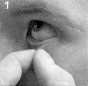 U druppelt dus 8 druppels in het oog dat geopereerd gaat worden. Neem vervolgens alle 4 de soorten oogdruppels mee naar het ziekenhuis.