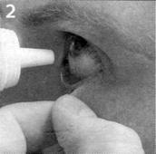 Trek het onderste ooglid voorzichtig naar beneden; er vormt zich een kuiltje midden achter de onderste ooglidrand.