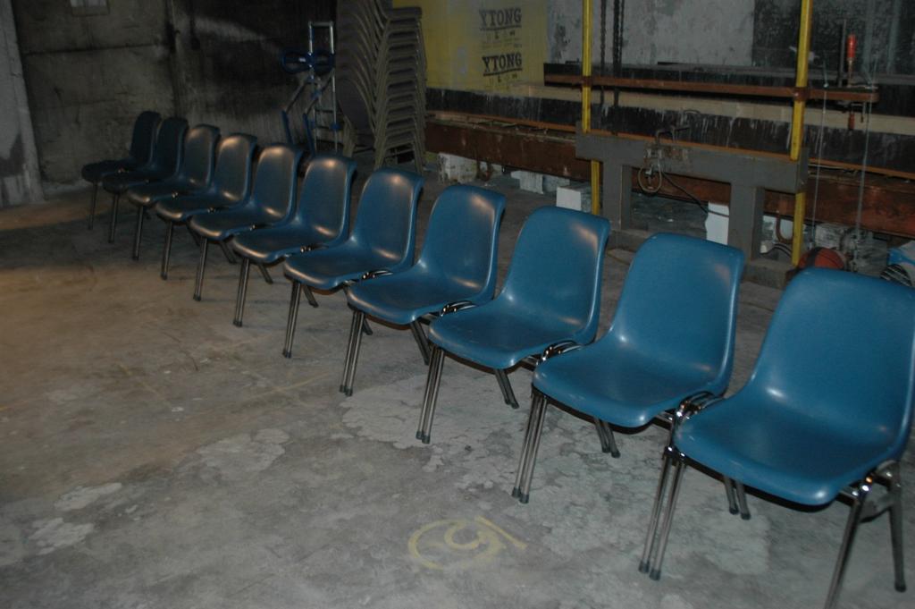 1. INLEIDING Het Special Testing team van heeft een onderzoek uitgevoerd naar de sterkte van onderling gekoppelde stoelen, fabricaat De Valk Arena (3320), met koppelingen Accuraat connection KS,
