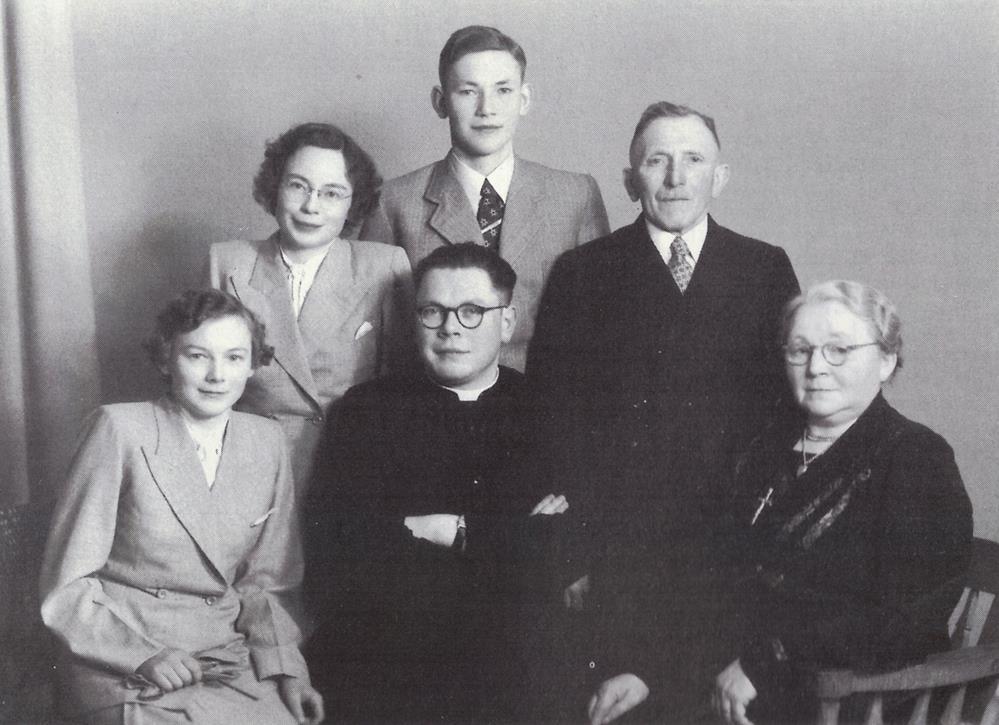 Hij droeg op eerste paasdag, 25 maart 1951, in Meterik zijn Eerste Plechtige Heilige Mis op. V.l.n.r.: de vier kinderen Gerda, Dien, Mathieu, Martin, vader Sjang Lemmen en moeder Nelly Lemmen Janssen.