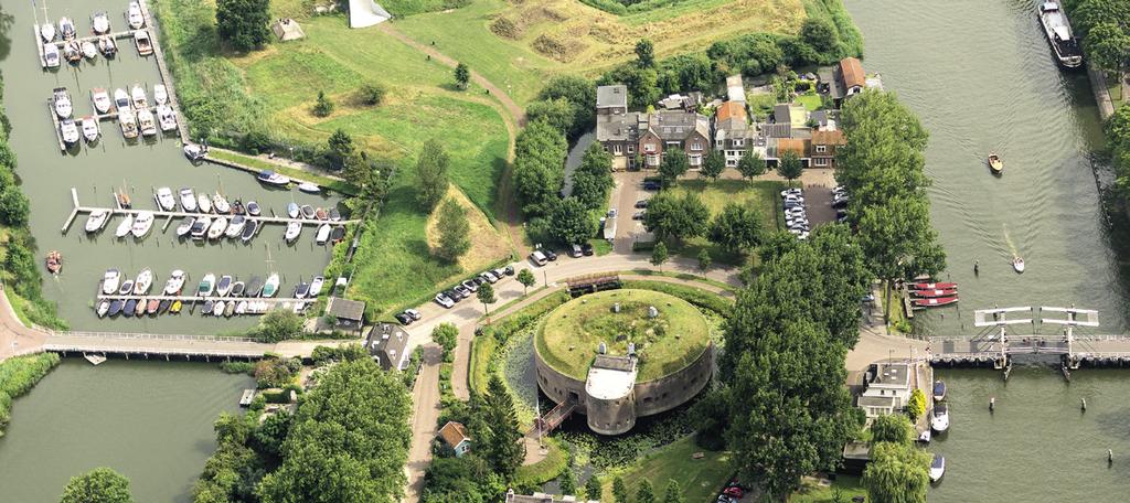 Luchtfoto van een fort, onderdeel van de Hollandse Waterlinie onder water te laten lopen. Holland werd zo beschermd door de Hollandse Waterlinie.