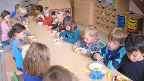 De spelkeet met reuzegrote spellen biedt kansen tot integratie en samen spelen.