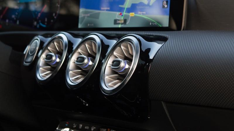 Beter dan Tesla Naast de al genoemde spraakassistent en augmented reality navigatie, sleutelde Mercedes ook een hele batterij high end veiligheidssystemen in de testauto.