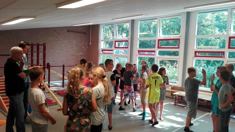 De klas werkt met fysieke oefeningen aan vaardigheden zoals opkomen voor jezelf, samenwerken, contact maken, oogcontact maken, stevig staan en conflicten oplossen.