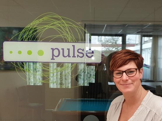 Dafne Maaswinkel Verteld, Steunpunt mantelzorg Hallo allemaal, Mijn naam is Dafne Maaswinkel en sinds 1 februari 2019 ben ik werkzaam voor Stichting Pulse.