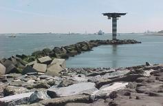 Figuur 11-9 Ruimte tussen Zuiderdam en geplande Euromax terminal Aan de zeezijde zal het profiel begrensd worden door middel van een dam die bescherming biedt tegen golfhinder.