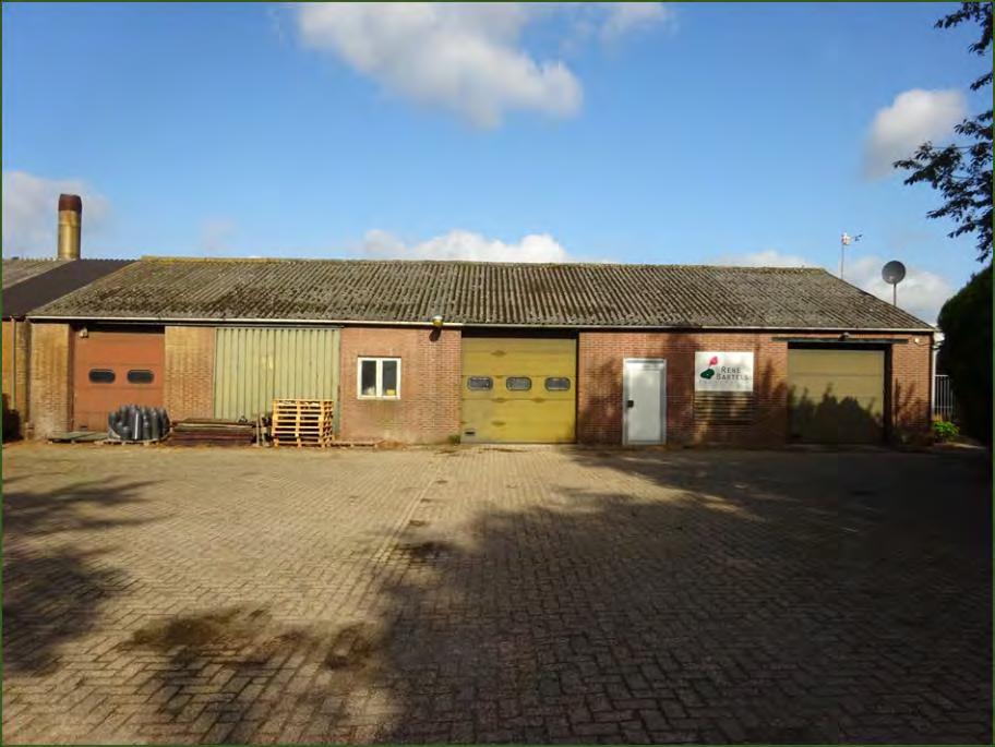 Schuur Tuinbouwschuur, met ingebouwde garage en ketelhuis.