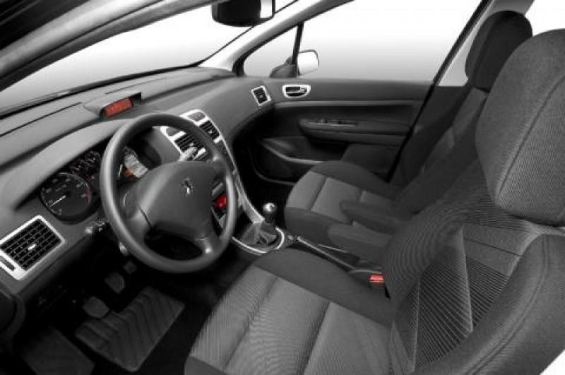 Het interieur Instappen gaat erg makkelijk door het wat hogere concept van de auto. Vanaf de bestuurdersstoel heb je uitzicht op een inmiddels bekend dashboard.