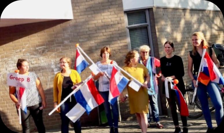 Hebben jullie al gezien dat het schoolplein bij de kleuters een stukje groter is geworden? De oude containers zijn in de vakantie verwijderd.