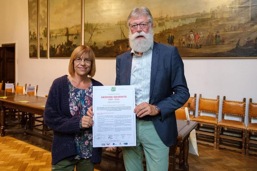 Nieuwpoort ondertekent opnieuw het Charter Gezonde Gemeente Op 19 juni 2019 vond in het statige stadhuis van Brugge de eerste jaarlijkse Preventietop plaats.