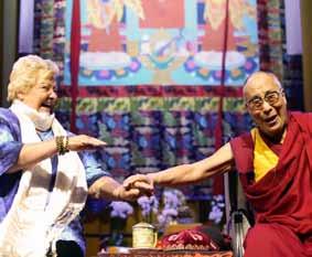 De Dalai Lama met Erica Terpstra in Ahoy, 11 mei De Dalai Lama met leden van de Tweede Kamer, 12 mei POLITIEK Minister Timmermans ontmoet Dalai Lama een interreligieuze
