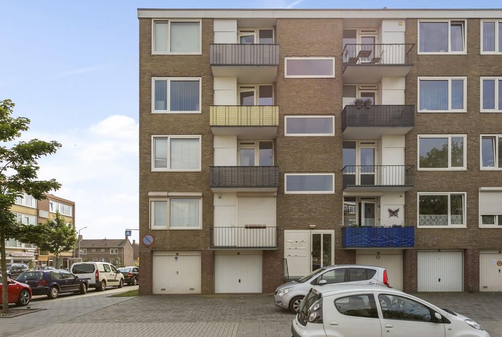 Omschrijving In de groene wijk Heseveld ligt dit royale 3-kamerappartement. Het appartement beschikt onder meer over twee slaapkamers, een balkon en ruime berging in de onderbouw.