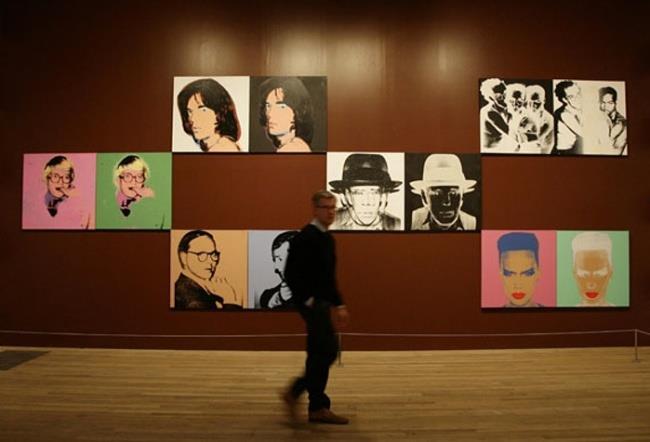 Het fenomeen Andy Warhol Andy Warhol is van invloed op (bijna) alles ná Andy Warhol. In 2010 zette het Tate Modern in Londen Andy Warhol op een voetstuk. De tentoonstelling Pop Life.