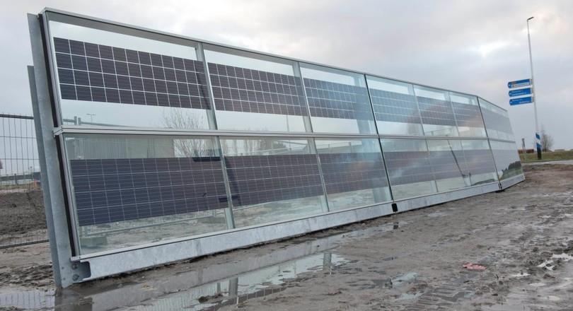 Infrastructuur en Waterstaat langsde A50 bij Uden het eerste 400 meter lange, dubbelzijdige stroomopwekkende geluidsscherm van ons land (foto rechts).