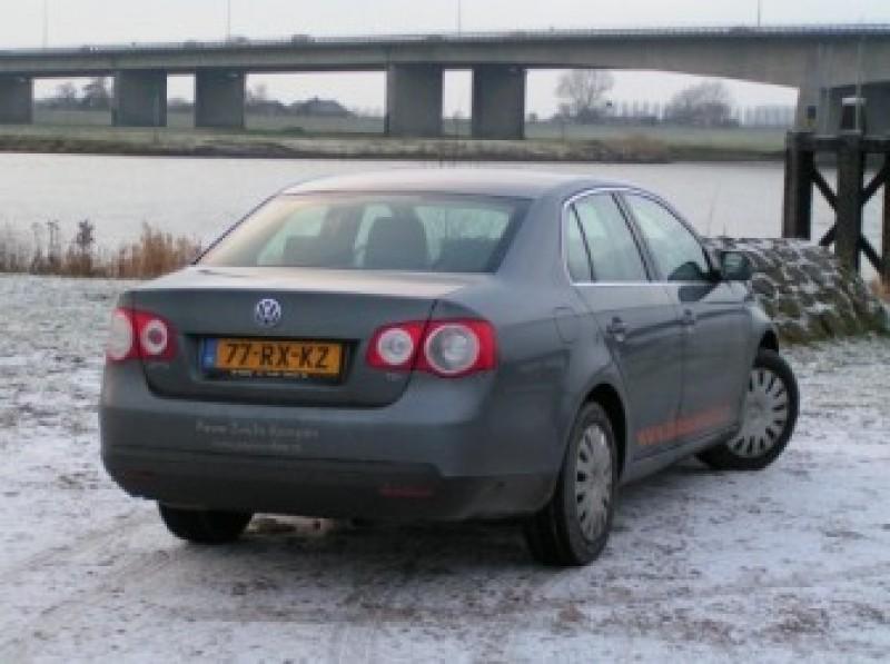 Het rijden Op dit moment is deze 105pk sterke diesel de lichtste die voorhanden is op de Jetta. Ik was eerst bang dat de motor moeite zou hebben met de auto, maar niets is minder waar.