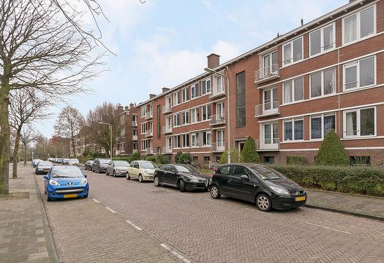 De lichte woning heeft een royale woon-/eetkamer en een balkon aan de voor- en achterzijde. Er zijn twee slaapkamers verdeeld over twee verdiepingen.