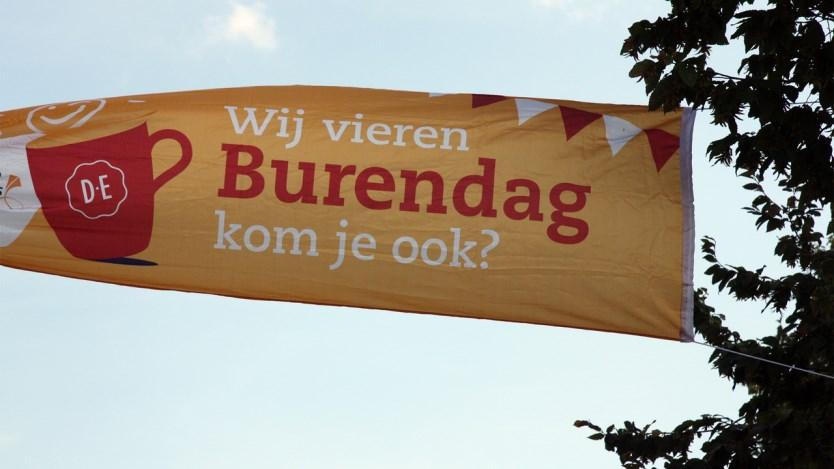 P A G I N A 4 Burendag: zaterdag 8 september Op zaterdag 8 september zal de hele Lingewijk weer massaal bij elkaar op de koffie gaan: het is dan immers Burendag!!! Tussen 11.00 14.