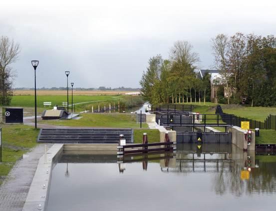 4.1.5 Sluis wier vishevel In 2009 en 2010 is er bij Wier in het het Noordelijk Elfstedenvaartroute een sluis aangelegd. Dit om een doorgaande vaarroutte mogelijk te maken.