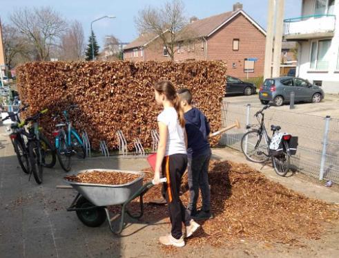 gewerkt om alle houtsnippers te verspreiden.