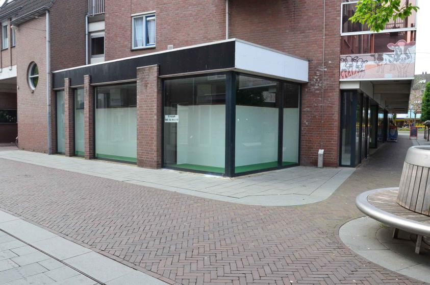 OBJECT Via de schuifpui in de voorgevel komt u de winkel binnen. Het object heeft een hoekligging waardoor etaleren en functionele indeling mogelijk is.