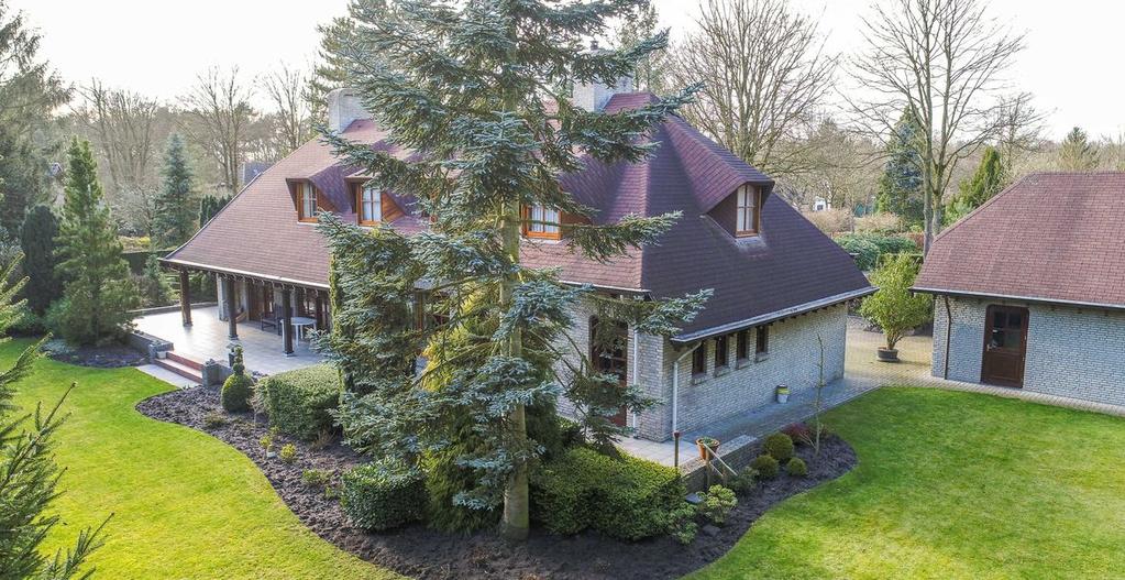 Rust & Privacy Riant vrijstaand landhuis met grote vrijstaande garage gelegen op een perceel van 1.370 m2 in het bosrijke "Bungalowpark nabij de IJzeren Man.