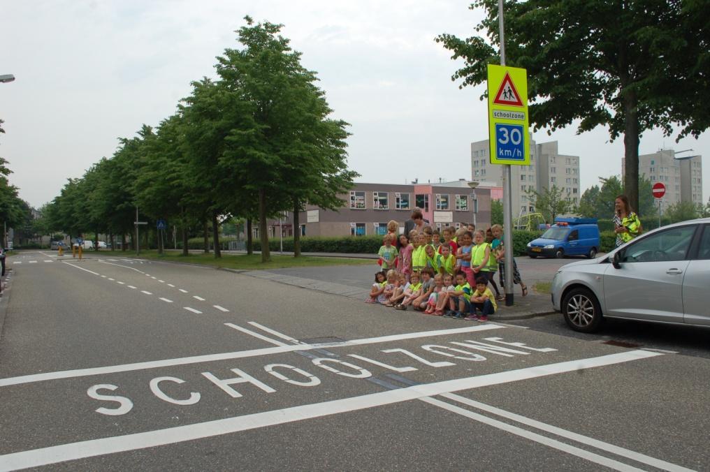 0.1 Een nieuwe aanpak verkeersveiligheid Vanuit het Meerjarenplan Verkeersveiligheid Rivierenland 2011 2015 zijn de afgelopen jaren veel projecten uitgevoerd om het verkeer in Rivierenland veiliger