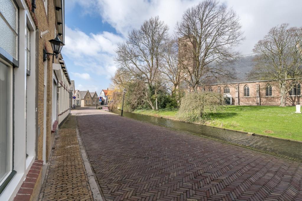 De keuken heeft een moderne look en contrasteert mooi met de authentieke details in de woning.