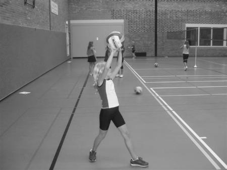 Doel De spelers proberen de bal over het net bij de tegenstander in het veld op de grond te krijgen. Stimuleer het volleybalspecifiek gooien en vangen.