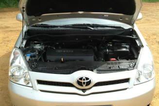 Specificaties Toyota Corolla Verso 1.8 16v VVT-i Linea Sol Maten en gewichten Lengte x breedte x hoogte Wielbasis 436 x 177 x 162 cm 275 cm Gewicht Aanhanger Aanhanger geremd 1.340 kg 450 kg 1.