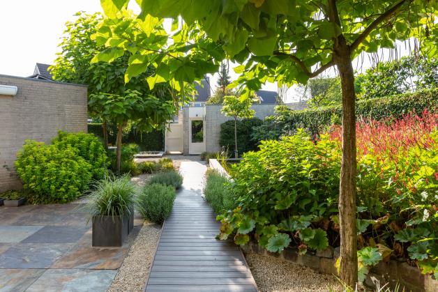 Achterin de tuin staat de ruime garage, welke middels een loopdeur vanuit de tuin