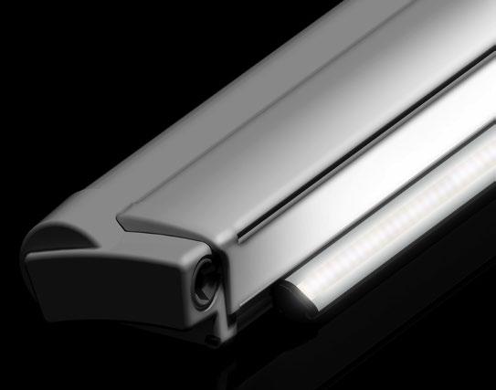 Bevestig de aluminium profieldelen tegen de onderzijde van de behuizing van de voorzetrail, bevestig de led-strip over de gehele lengte en sluit de nieuwe buitenverlichting aan op de 12