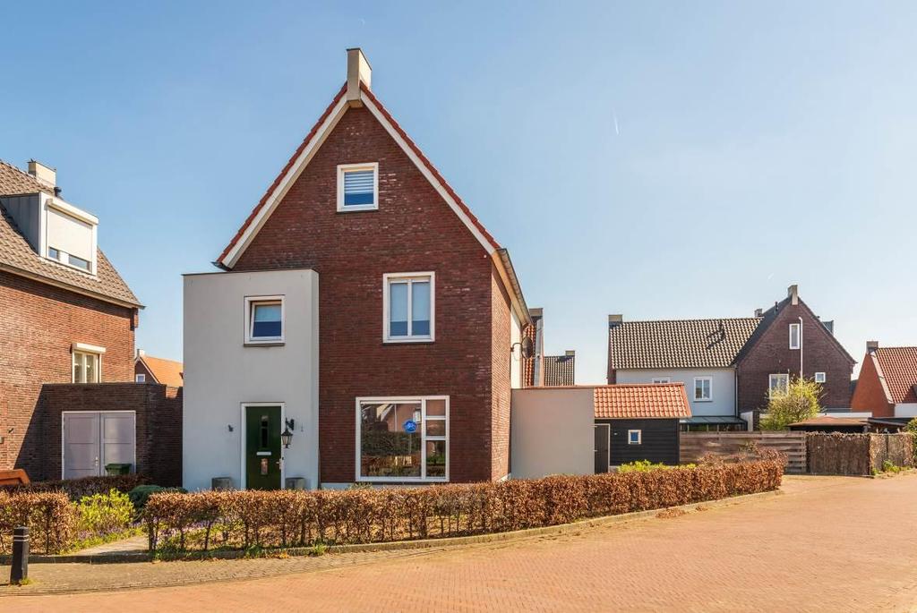 Te Koop Aalst, Waterkers 2 Op een mooie hoeklocatie met ernaast een leuke speeltuin voor de kinderen, bevindt zich deze goed onderhouden royale vrijstaande woning met uitbouw, berging