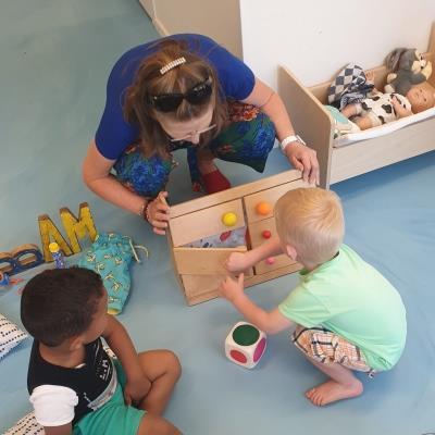 De kinderen mochten met de dobbelsteen gooien en het deurtje open maken, met hetzelfde kleurtje wat ook op de dobbelsteen stond.