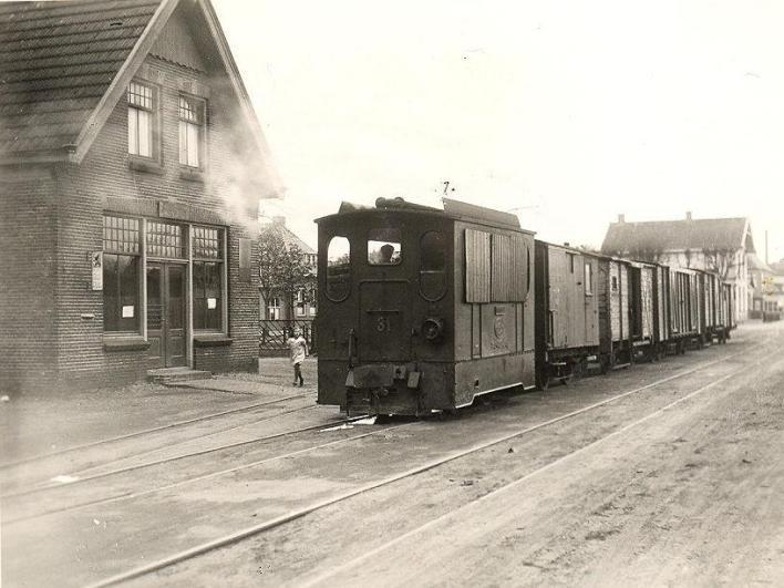 4 De Dedemsvaart en tramlijn Stoommonsters rond 1939 De aanleg van de tramlijn - Balkbrug / Meppel - verliep met de nodige strubbelingen.