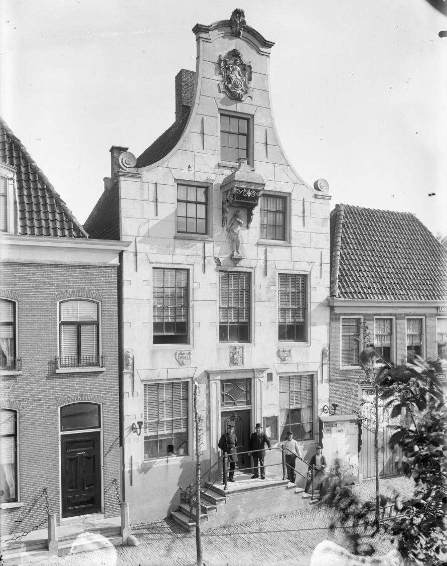 Omzwervingen van een Schager gevelsteen. Collectie Rijksdienst voor het Cultureel Erfgoed, objectnummer 20194853. Het mooie plaatje hierboven is gemaakt in juni 1895.