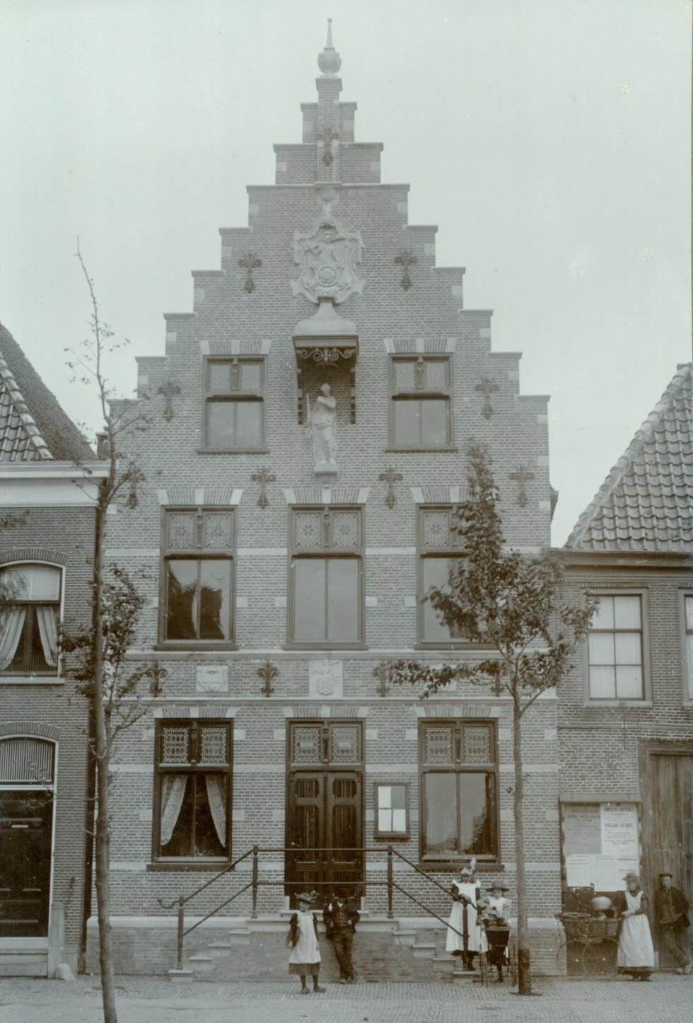 Foto Niestadt. 1899, de verbouwing is klaar, het lijkt of alle gevelstenen zijn teruggeplaatst. Foto Niestadt.