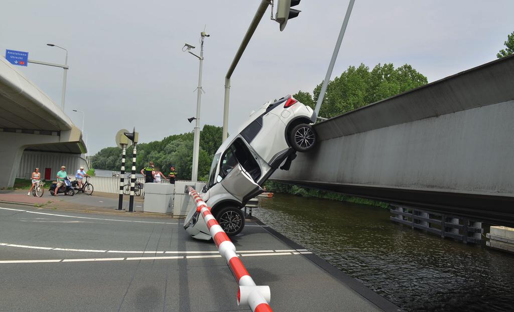 Figuur 12: De Bosrandbrug. (Bron: HFV / Eric van Lieshout) Juni 2017, Vlissingen Sloebrug Een vrouw ging met haar fiets onder de slagbomen door die bezig waren te dalen.