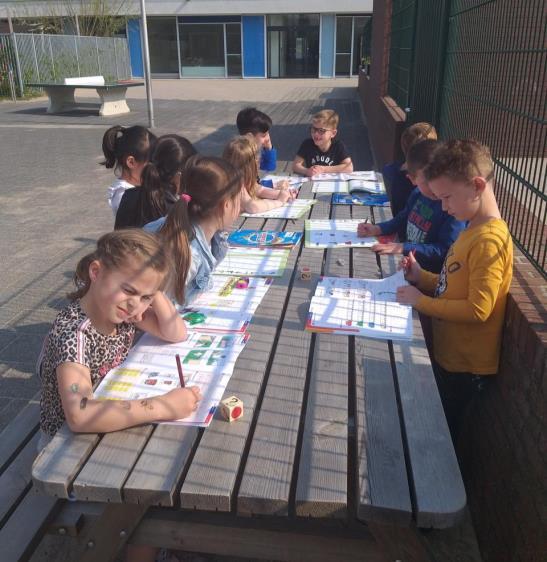 Het mooie weer brengt ook leuke dingen: soms wordt er buiten lesgegeven. Zo heeft groep 3 gewerkt op het plein aan de houten tafels. Paasontbijt Volgende week 18 april vieren wij Pasen op school.