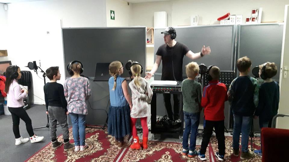 Opname voor scholen Een eigen schoollied, hoe gaaf is dat? Misschien hebben jullie al een lied dat jullie graag met kinderen en/of docenten van de school op willen nemen.