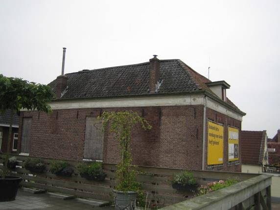 Afbeelding 8: enkele panden welke in potentie geschikt zijn als vaste rust- en verblijfplaats voor vleermuizen gelegen aan respectievelijk de Brink (4-8), Torenstraat (6), Holkerstraat (19 en 9),