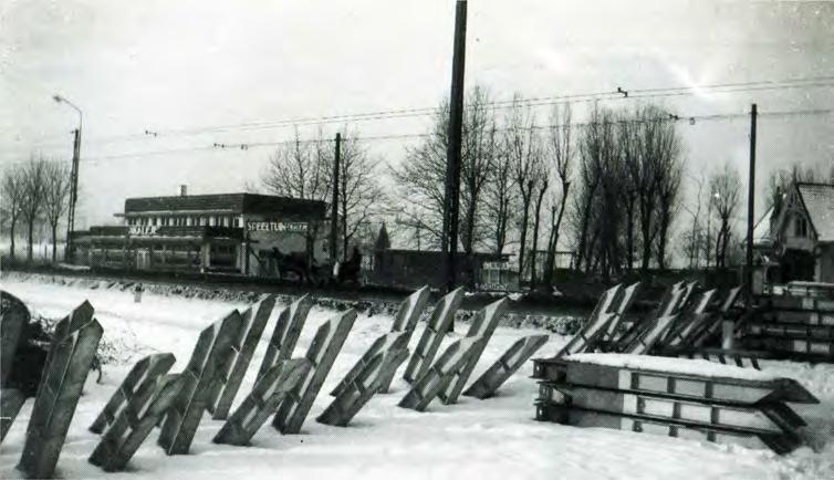 Figuur 5. De aspergeversperring op de Biltsestraatweg tussen Fort De Bilt en de Werken van Griftenstein nabij café-restaurant t Kalfje in januari 1940.