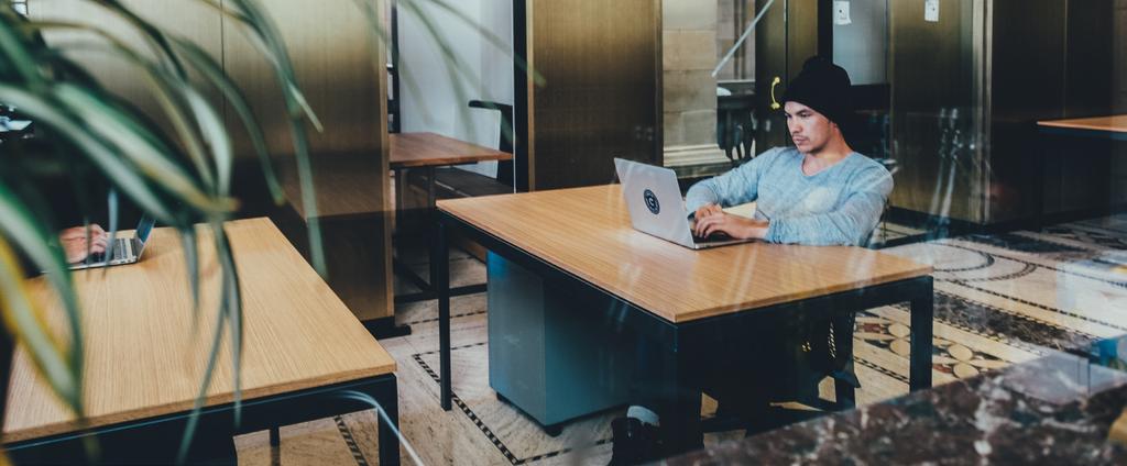 s Avonds en in het weekend online In tegenstelling tot telefonisch contact maakt livechat het mogelijk ook s avonds en in het weekend vragen van klanten te beantwoorden.