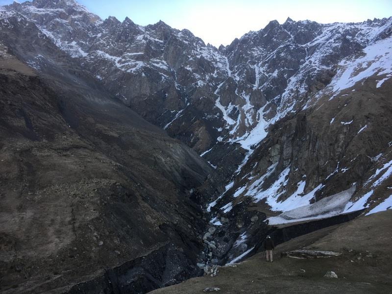 De hotspot voor kaspisch berghoen en kaukasisch korhoen. Onmiddellijk na het uitstappen horen we de echoënde fluittonen van meerdere kaspische berghoenders.